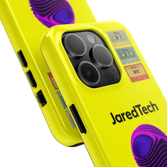 "Dos fundas amarillas para smartphone con diseño vibrante que incluye ilustraciones de cintas de casete retro, formas abstractas púrpuras y el texto 'JaredTech'. Ambas fundas tienen un corte grande para múltiples lentes, destacando su compatibilidad con smartphones de alta gama. El diseño equilibra nostalgia y modernidad."